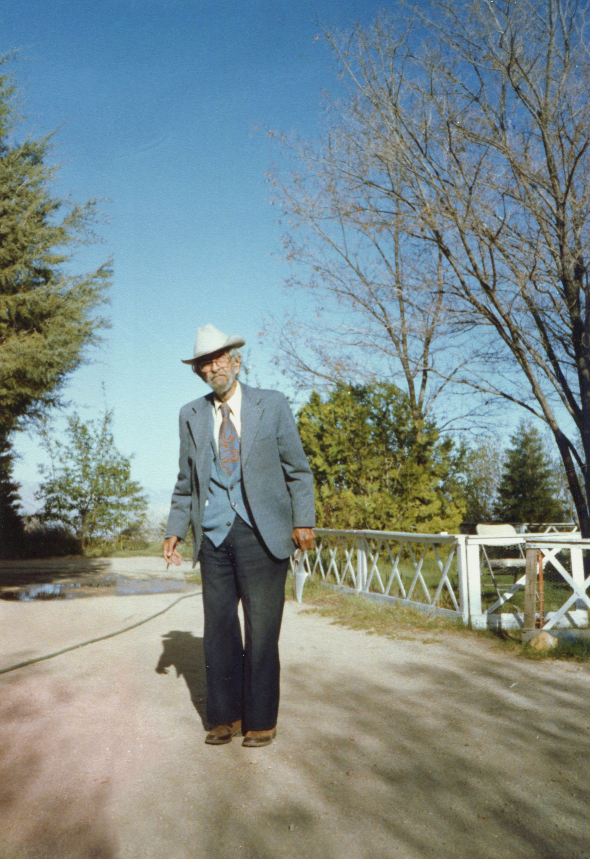 1984-Apr FMW home, FMW in the garden